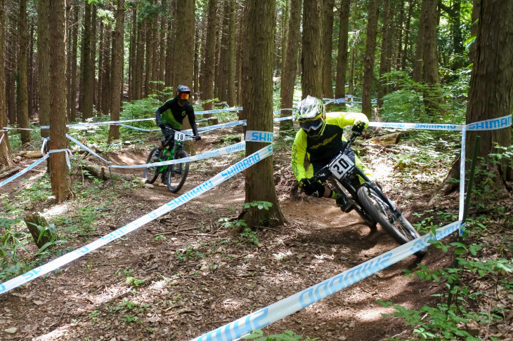 シングルトラックを走る渡辺耕平選手と島田勇作選手(輪心wheelsoulbikeworks)