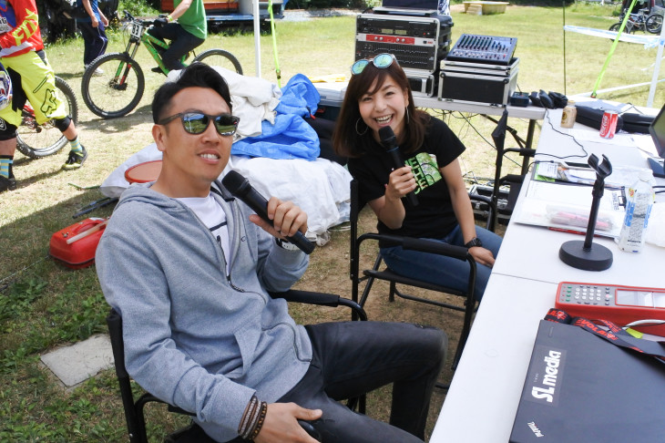 今回、怪我で出走できなかった井手川直樹選手(AKI FACTORY/STRIDER)はMCアケと共に解説者として活躍してくれた
