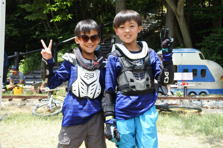 小学生ライダーの伊藤然選手、新選手(萩・大島を愛する会)。今大会へは山口県に住むおじいちゃんおばあちゃんも応援に駆けつけた