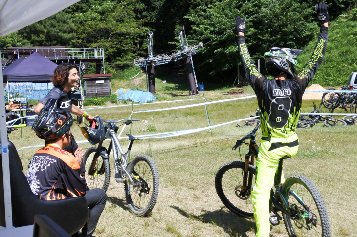 タイムが読み上げられ、ガッツポーズをする泉野龍雅選手(AKI FACTORY/自転車道)