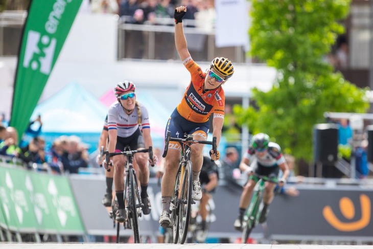 第2ステージ 登りスプリントで勝利したアミー・ピータース（オランダ、ブールス・ドルマンス・サイクリングチーム）