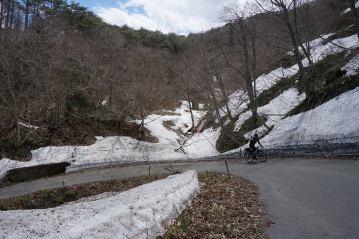 板谷駅からとなりの峠駅までは本格的な山道が続きます、標高が上がってくると残雪も目立ちます