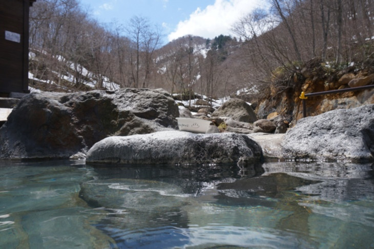 山の景色を眺めながら青空の下でひとり温泉につかる、これ以上の贅沢はありませんね(笑)