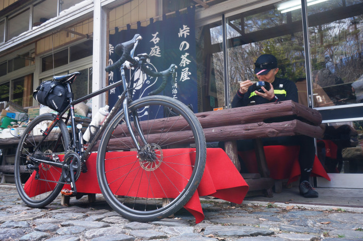 山の澄んだ空気の中、愛車と共にいただくお雑煮が美味しくないわけがありません(笑)