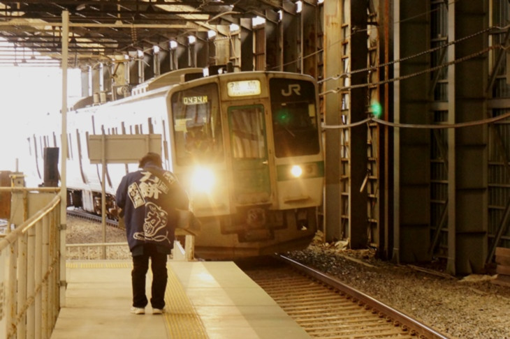 入線してくる列車に恭しく一礼する姿にこちらも頭が下がる思いでした。いつまでも頑張ってください!