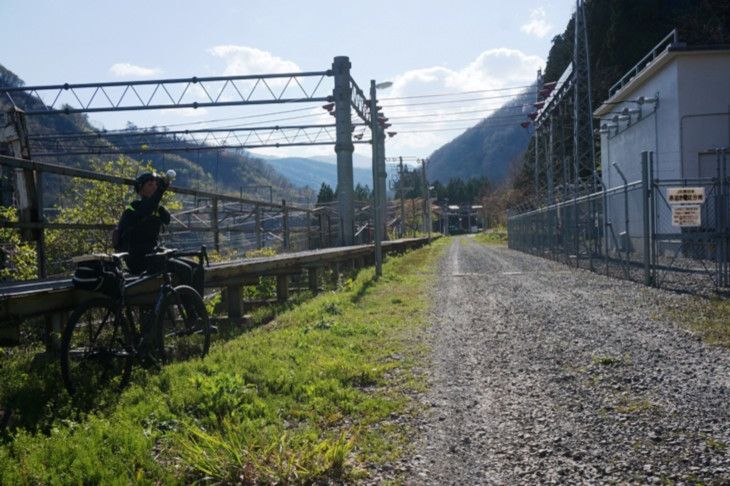 未舗装の急坂を下ってようやくお目当ての駅に到着!。スイッチバックの引き込み線跡に残るホームでホッと一息