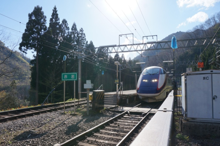 異様な景色に呆然としていると、山形新幹線