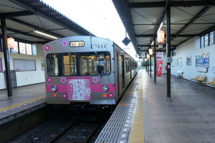 福島と飯坂温泉を結ぶ地方ローカル私鉄の