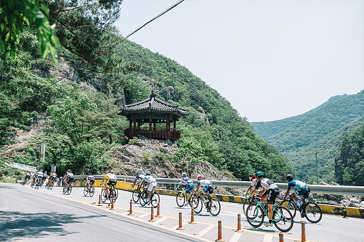 山間の中に韓国らしさ溢れる建物も