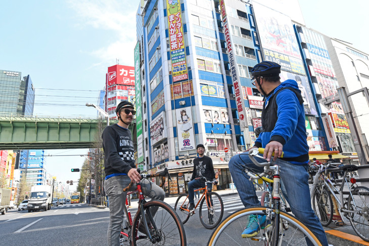 秋葉原の電気街を通り抜けて神田明神を目指す