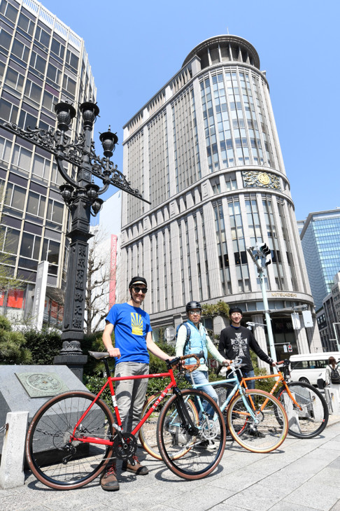 ”日本橋”の道路元標の前で