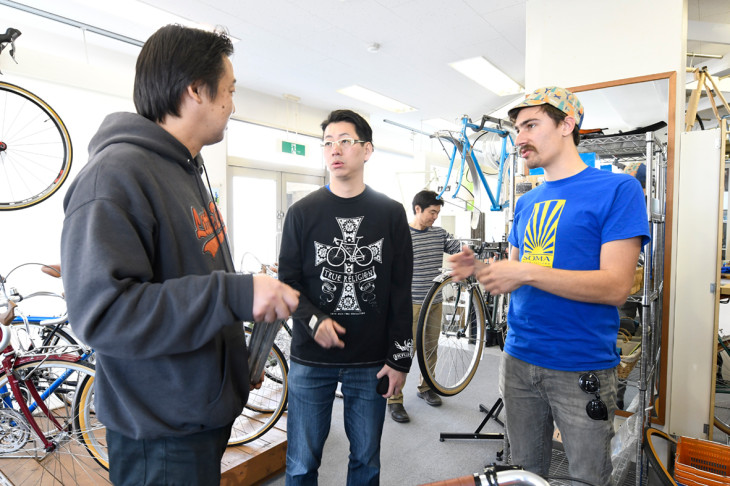 吉祥寺にある自転車店”ベロクラフト”の大槻店長と話が弾む