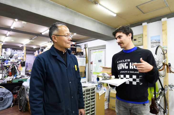 店主の大前さんは現役の自転車雑誌の編集・カメラマンでありつつも、ツーリング車専門店を開いたという異色の存在だ