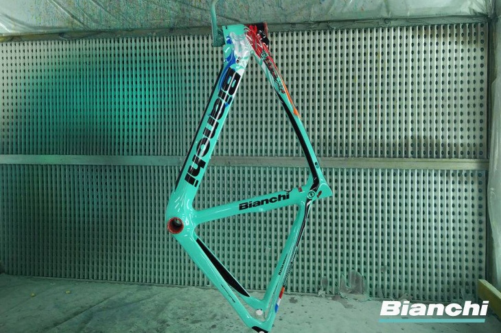 オランダチャンピオンカラーのOltreXR4も展示される