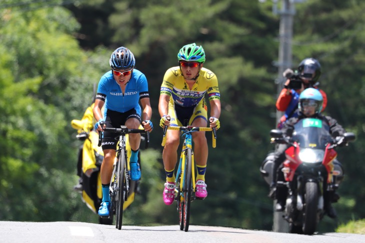 先頭3名を追いかけた山本大喜（鹿屋体育大学）と横山航太（シマノレーシング）