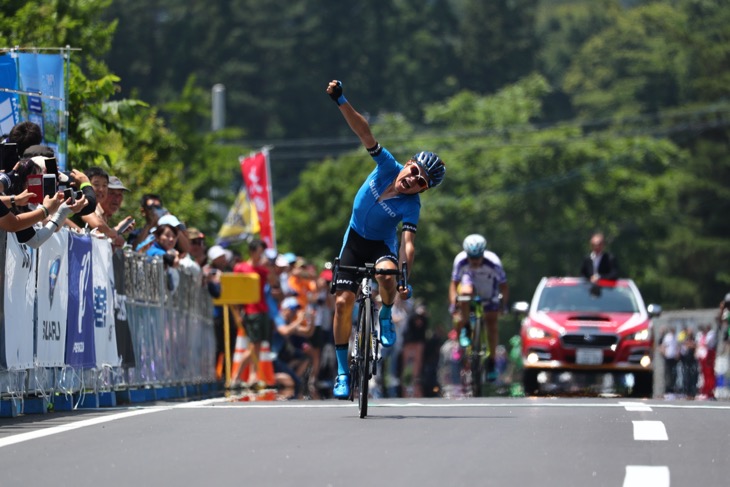 登りスプリントを制した横山航太（シマノレーシング）が拳を突き上げる