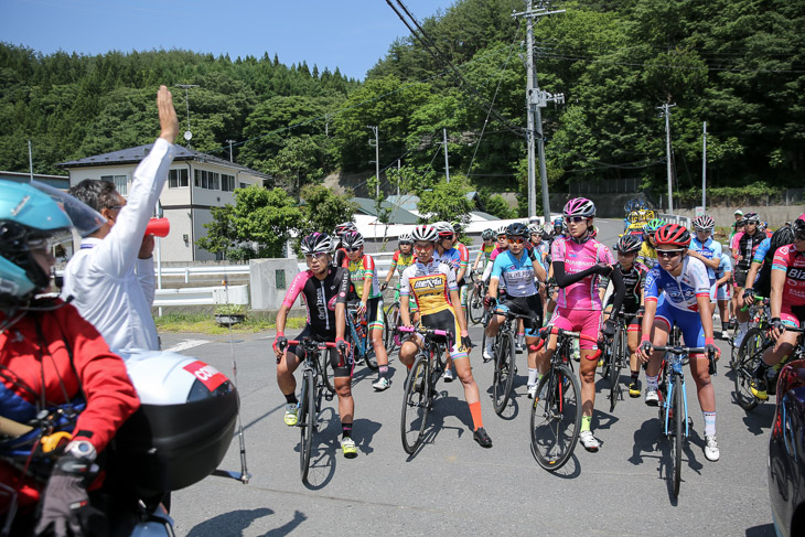 落車対応のため10分ほど正式スタートが遅れる