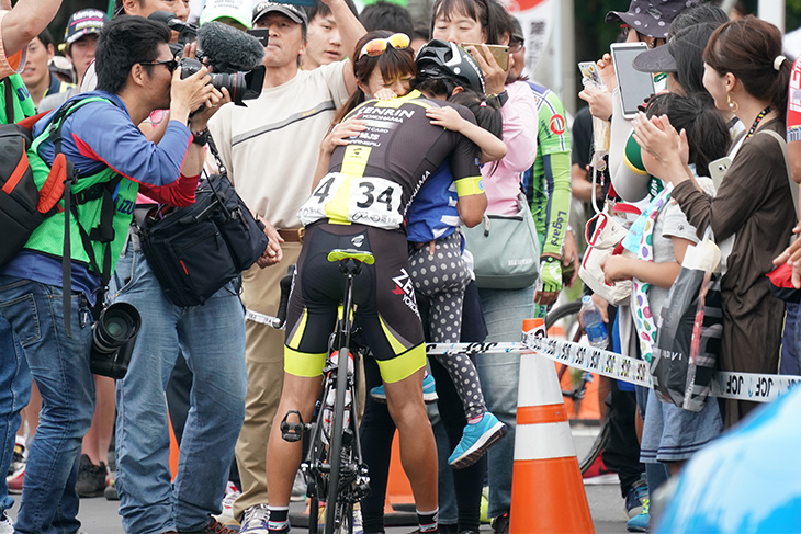 妻・絹代さんとこの日誕生日を迎えた娘と抱き合って喜ぶ畑中勇介（チーム右京）