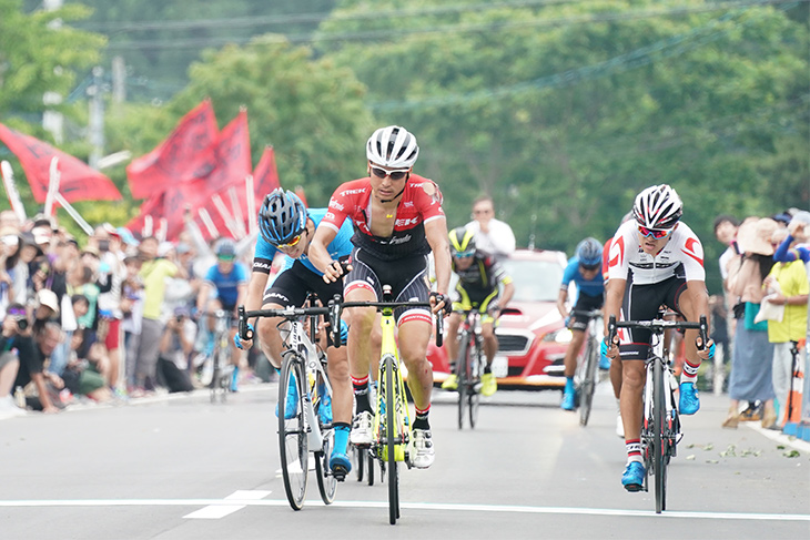 2位争いはスプリントで別府史之（トレック・セガフレード）、3位に木村圭佑（シマノレーシング）