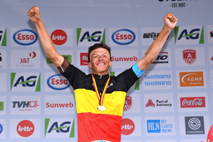 ベルギー選手権　ナショナルチャンピオンジャージを手にしたオリバー・ナーセン（アージェードゥーゼール）