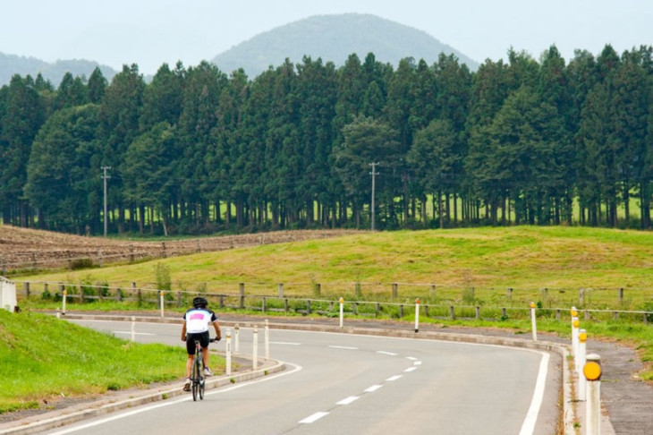 雄大な雫石の景観の中を行く