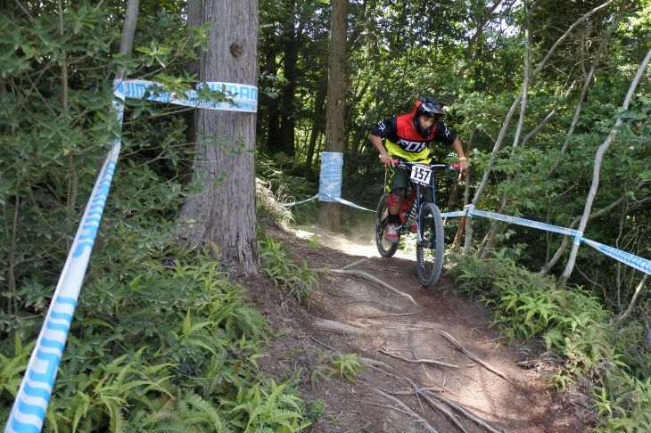 「FOXシングル」の根っこセクションを走る山本ブルノ選手(Brotherhood)はスポーツ男子クラスで優勝