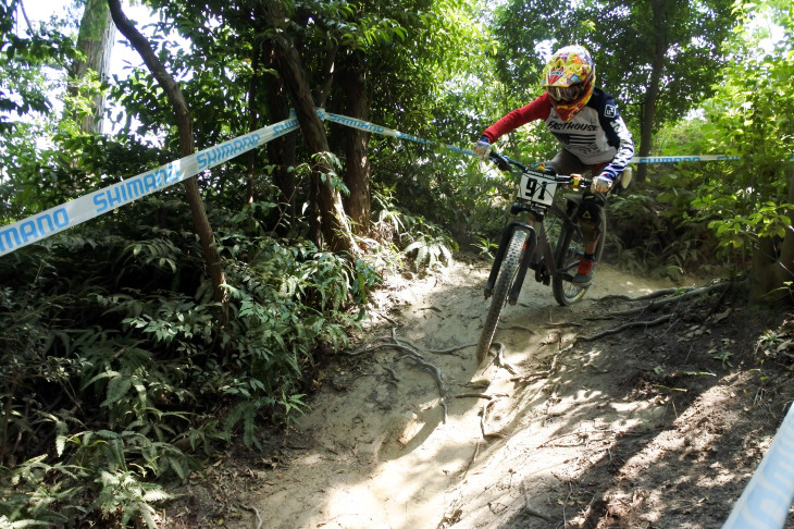 木漏れ日が差し込むシングル区間を走る山本恵子選手
