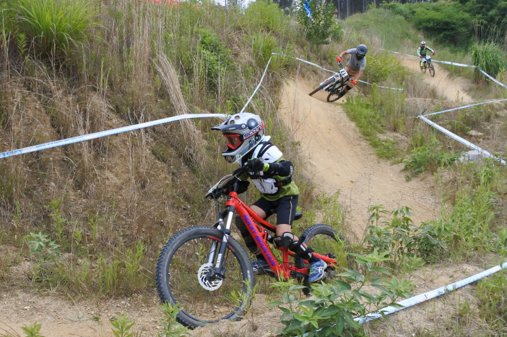 小学生ライダーとエリートライダーが一緒に走っているのはDOWNHILL SERIESならではの光景