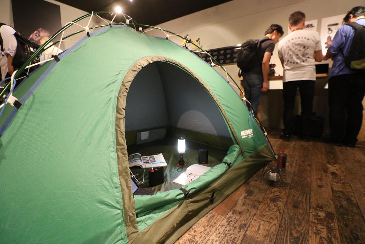 テントの中にはキャンプの時にあったら嬉しいランタンやスピーカーが展示されていた