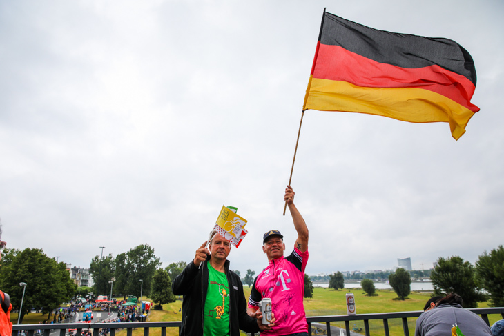 雨を運んでくる雲とドイツ国旗