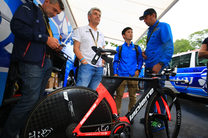 シマノの日本人スタッフ飯野嘉則さんがエフデジのTTバイクをサポート