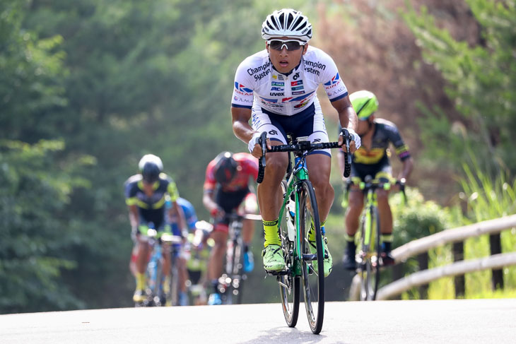 5周目、上りで攻撃する山本元喜(キナンサイクリングチーム)