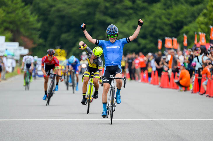 入部正太朗（シマノレーシング）が優勝　後ろで吉岡直哉（那須ブラーゼン）がハンドルを叩いて悔しがる