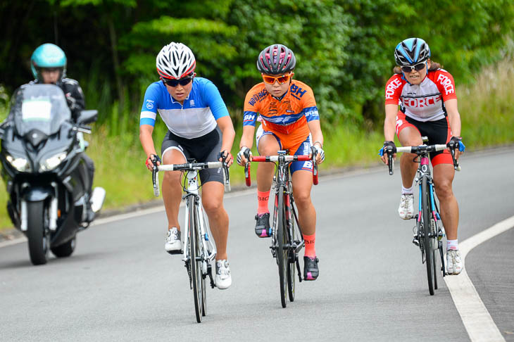 唐見を追う中原恭恵（JBCF J-FEMININ）、合田祐美子（BH BIORACER）、野口佳子（FORCE）