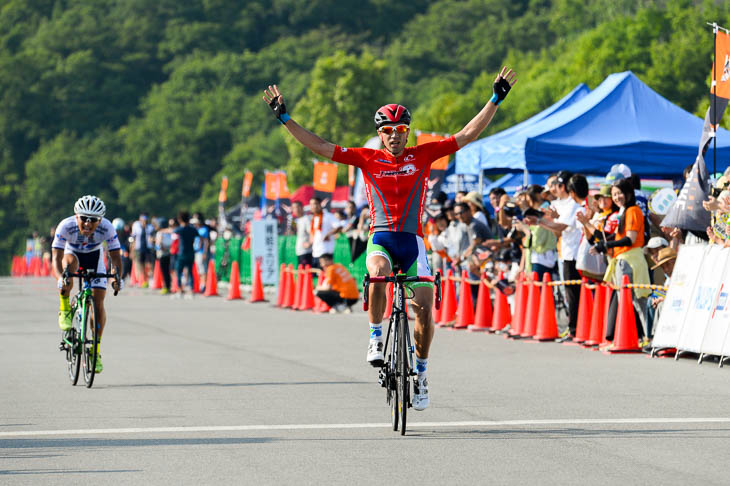 ホセ・ビセンテ（マトリックスパワータグ）が山本元喜（キナンサイクリングチーム）を下して優勝