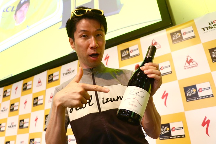 「ヴァントゥー」を持つ栗村さん。「野趣あふれる、サガンのような風味です!」