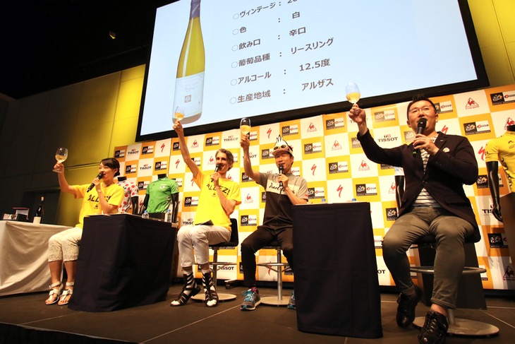 今ツールが通過する土地ゆかりのワインで、「サルーテ(乾杯)!」