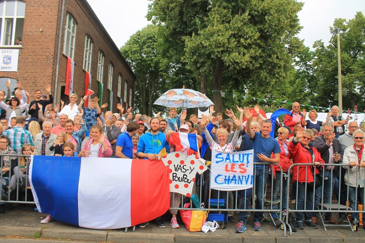 フランス国旗とともにツールを見送る