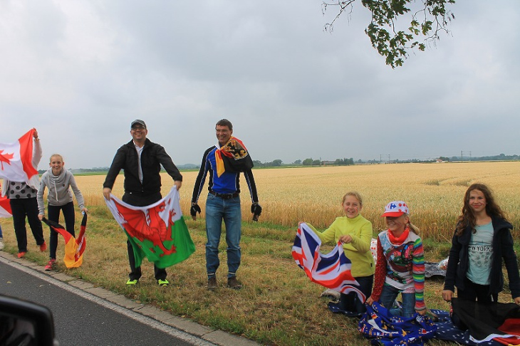 ドイツだけではなくウェールズやイギリス国旗がたなびく沿道