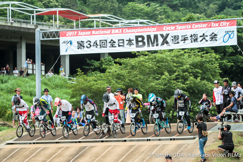 左から3番目の長迫(岡山県/MX International)が好スタートを切る