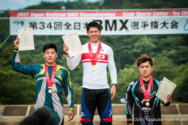 エリート男子表彰式　優勝：長迫吉拓（岡山県/MX International）、2位：松下巽（神奈川県/早稲田大学大学院）、3位：山口大地（新潟県/早稲田大学）