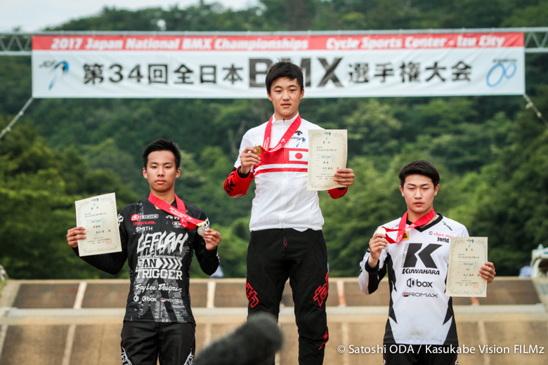 ジュニア男子表彰式　優勝：中井飛馬（新潟県/DAYLIGHT CYCLES）、2位：島田遼（広島県/GAN TRIGGER）、3位：池上泰地（大阪府/KUWAHARA BIKE WORKS）