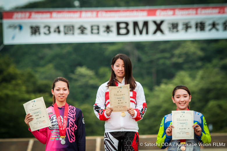 エリート女子表彰式。優勝：瀬古遥加（三重県/IRC TIRE）、2位：飯端美樹（大阪府/SE Racing）、3位：朝比奈綾香（大阪府）