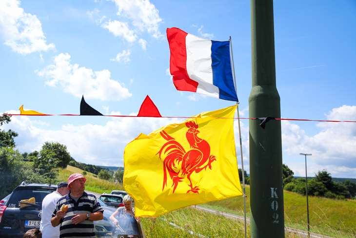 沿道に並ぶのはフランス国旗とベルギー・ワロンの旗