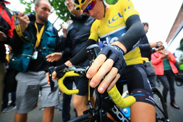 マイヨジョーヌを着るゲラント・トーマス(イギリス、チームスカイ)を支えるDURA-ACE