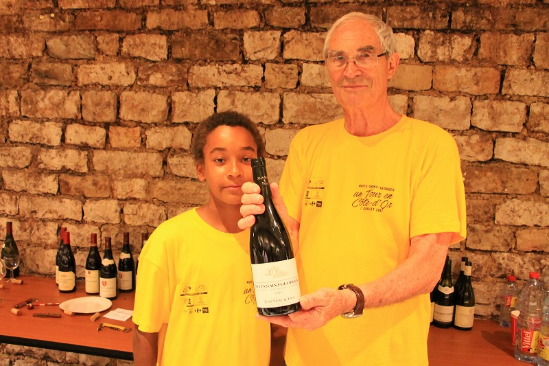 ゴール地点となったニュイ・サン・ジョルジュの街は赤ワインの産地としてAOC認定も受けています。ビュッフェでもご当地ワインを頂きました