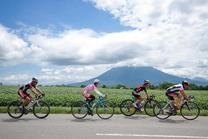 70kmクラス　57km地点、ジャガイモ畑が広がるコース沿い。今年のニセコクラシックは好天に恵まれた