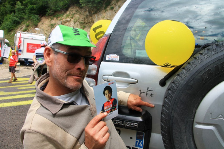愛車トヨタの前で新城選手の応援をしていたムッシュー!