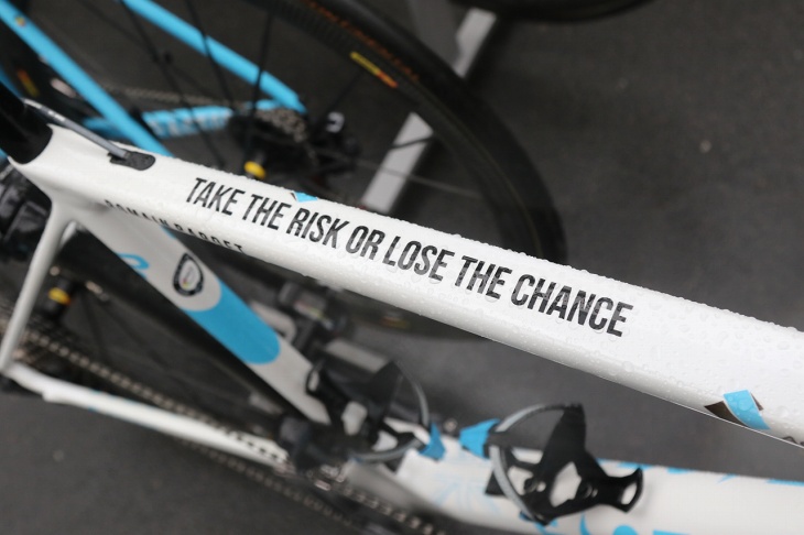 TAKE THE RISK OR LOSE THE CHANCE（チャンスを逃すかリスクを取るか）の格言が入るトップチューブ