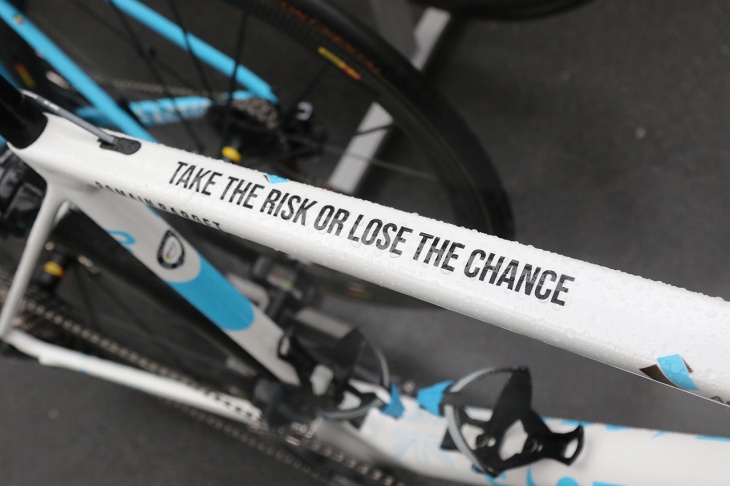 TAKE THE RISK OR LOSE THE CHANCE(チャンスを逃すかリスクを取るか)の格言が入るトップチューブ